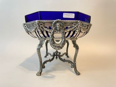 null Milieu-de-table quadripode à pans coupés Belle Époque, circa 1916, métal argenté,...