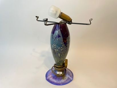 null Lampe-champignon, XX-XXIe, verre à inclusions, signée sur le pied, h. 41 cm...