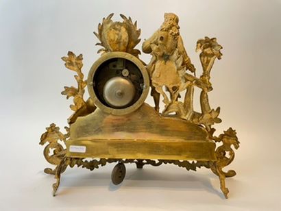 null Pendule ornée d'une figure de peintre en ronde-bosse, fin XIXe, métal doré,...