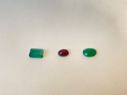 null Lot of two gemstones and one fine stone:

- rectangular emerald (4.02 carats),...