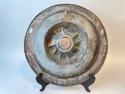 ALLEMAGNE DU SUD Offering dish with gadrooned umbilicus, probably 16th century, embossed...