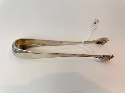 null Sugar tongs and strawberry scoop, 19th century, chased silver (800 thousandths),...