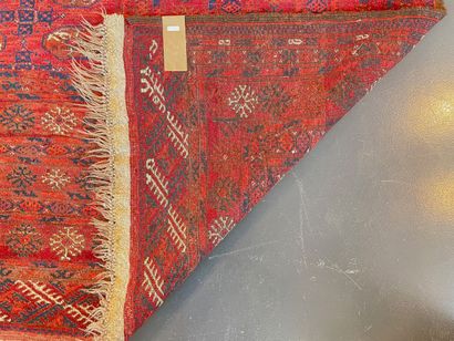 null Important tapis turkmène à semis de göls, 278x214 cm env. [usures].