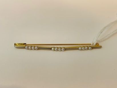 null Yellow gold (18 carats) barrette set with pearls, with case, l. 6 cm, 3 g approx....