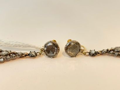 null 
Importante paire de pendants d'oreille entièrement sertis de diamants taille...