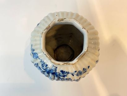 SAMSON - PARIS Small godronné vase with blue camaïeu decoration in the Delft taste,...
