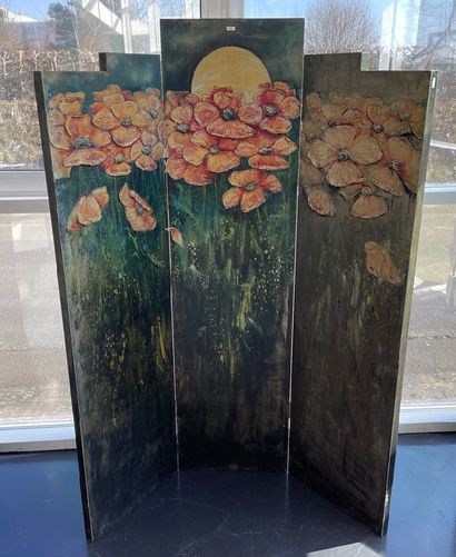 null Three-leaf screen with polychrome floral decoration in light relief, late 20th...