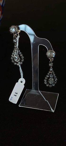 null 
Importante paire de pendants d'oreille entièrement sertis de diamants taille...
