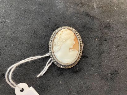 null Two brooches :

- oval cameo decorated with a female profile in the antique...