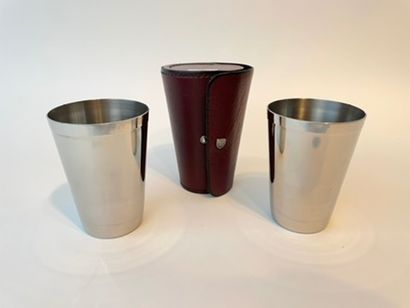 null Liquor flask and pair of goblets in their case, 21st century, silver plated,...