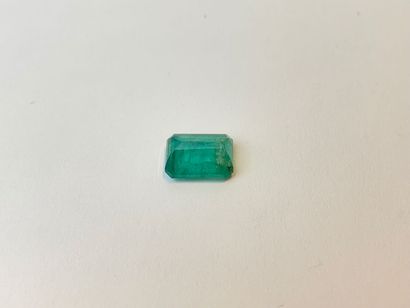 null Lot of two gemstones and one fine stone:

- rectangular emerald (4.02 carats),...