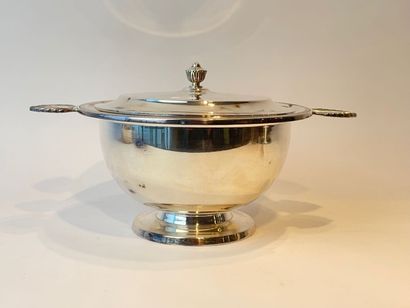 WISKEMANN Neoclassical soup tureen with ears on pedestal, XXth, silver plated metal,...
