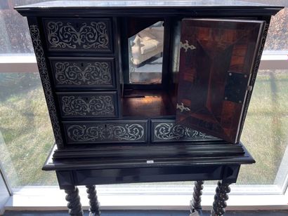 null Cabinet de style Louis XIII ouvrant par un vantail central et huit tiroirs,...