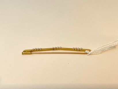 null Yellow gold (18 carats) barrette set with pearls, with case, l. 6 cm, 3 g approx....