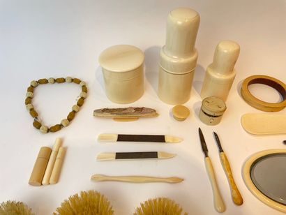 null Toiletries, 20th century, ivory, about thirty pieces [as is]. 



*** In accordance...