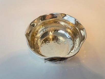 null Cup in the shape of a purse, XXth, silver plated metal with hammered effect,...