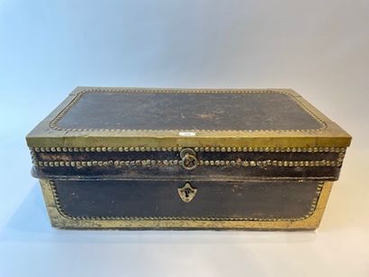 EXTRÊME-ORIENT Box with side handles, 19th century, wood covered with leather and...