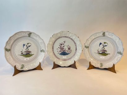 SAINT-AMAND [attribué à] Three scalloped plates (one pair) with polychrome decorations...