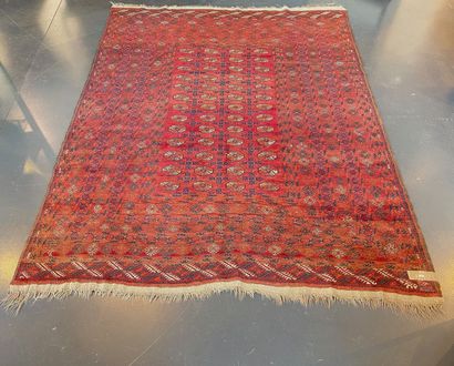 Important Turkmen carpet with göls semis,...