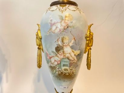 PARIS Paire de vases en fuseau d'époque Napoléon III à décor polychrome et or bruni...