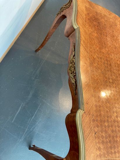 null Table de milieu rectangulaire de style Louis XV, tiroir en ceinture, circa 1900,...