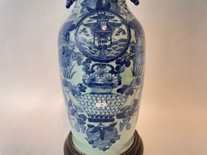 CHINE Grand vase ansé à décor bleu et blanc sur fond céladon d'un panier fleuri,...