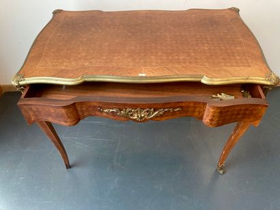 null Table de milieu rectangulaire de style Louis XV, tiroir en ceinture, circa 1900,...