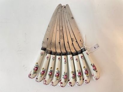 TOURNAI 
Suite of nine dessert knives with polychrome floral decoration, 18th century,...