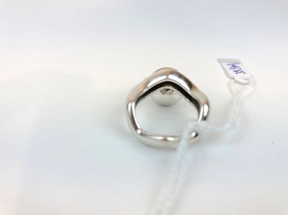 null Contemporary ring in white gold (18 carats) set with a large gray pearl and...