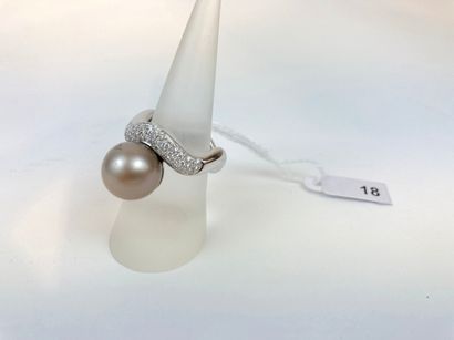 null Bague contemporaine en or blanc (18 carats) sertie d'une importante perle grise...