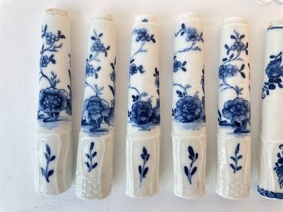 TOURNAI Ensemble de huit manches de couteau à décors floraux en camaïeu bleu, XVIII-XIXe,...