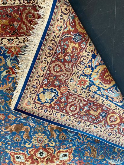 null Important et grand tapis persan de type Isfahan à médaillon central et décor...