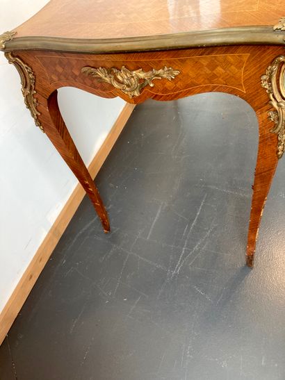 null Table de milieu rectangulaire de style Louis XV, tiroir en ceinture, circa 1900,...