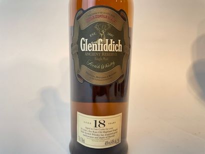 SCOTCH WHISKY Glenfiddich 18, 21 et 30 years, suite de trois bouteilles dans leurs...