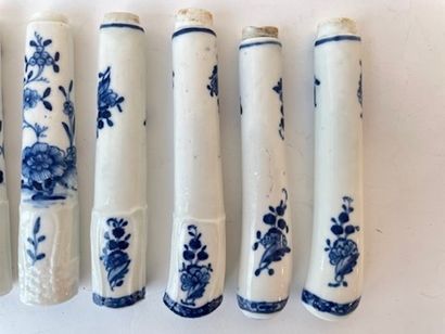 TOURNAI Ensemble de huit manches de couteau à décors floraux en camaïeu bleu, XVIII-XIXe,...