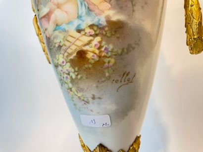 PARIS Paire de vases en fuseau d'époque Napoléon III à décor polychrome et or bruni...