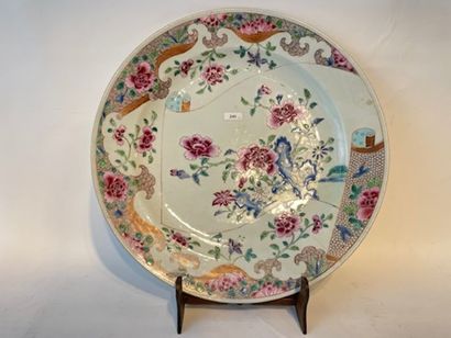 CHINE - COMPAGNIES DES INDES Grand plat et cinq assiettes en suite à décor floral...