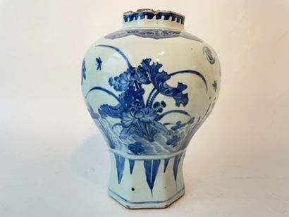 CHINE A blue and white decorated baluster jar with flowers and birds, Ming and Qing...