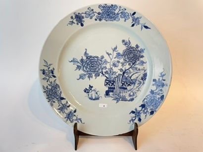 CHINE Plat à décor floral bleu et blanc, dynastie Qing / XVIIIe, porcelaine, d. 34,5...