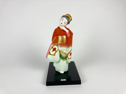 JAPON "Jeune Fille", XXe-XXIe, ningyō en céramique polychromée sur socle de bois...