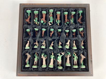 null Hunting chess set, XXth, polychromed lead, with chess box, 31,5x31,5 cm.