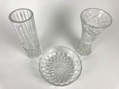 null Coupe et deux vases, XXe, cristal, d. 24,5 cm, h. 28 cm et 31 cm [légères u...