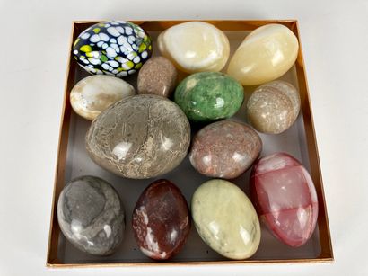 null Ensemble de treize œufs (douze en pierre et un en verre de Murano).
