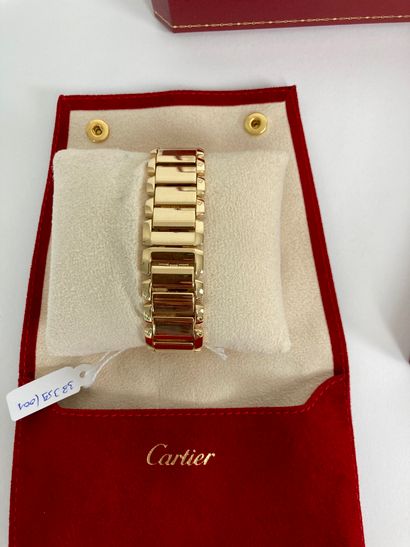 CARTIER - PARIS 
Montre-bracelet de dame Tank française en or jaune (18 carats),...