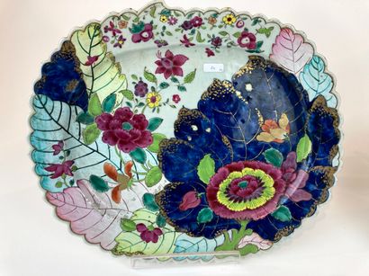 CHINE - COMPAGNIES DES INDES Oval scalloped tureen with its display stand, a large...
