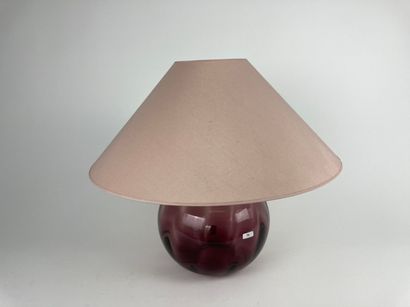 null Lampe de table, fin XXe, verre améthyste soufflé à fines nervures, h. 43 cm...