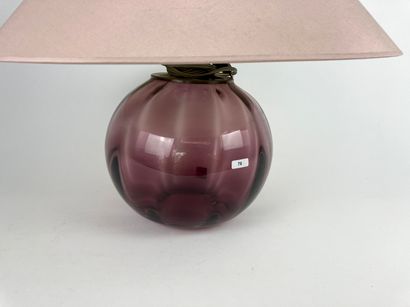 null Lampe de table, fin XXe, verre améthyste soufflé à fines nervures, h. 43 cm...