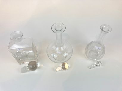 null Trois carafes, XXe, cristal et/ou verre à décors taillés, h. 26-28 cm [un bouchon...