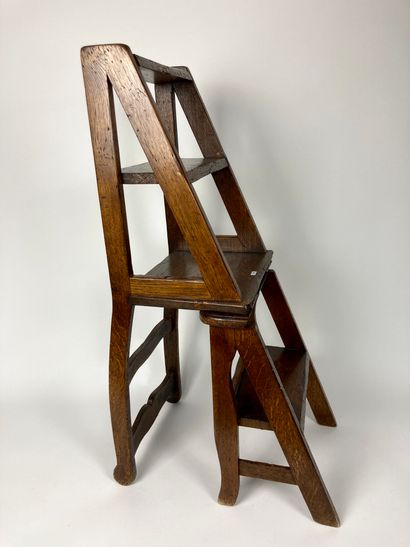 null Chaise rustique formant escabeau, XIXe, chêne à patine sombre, h. 90,5 cm [...