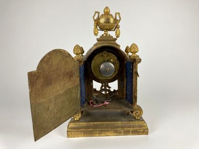 null Superbe pendule-borne du début de l'époque Louis XVI sommée d'une urne à l'antique,...